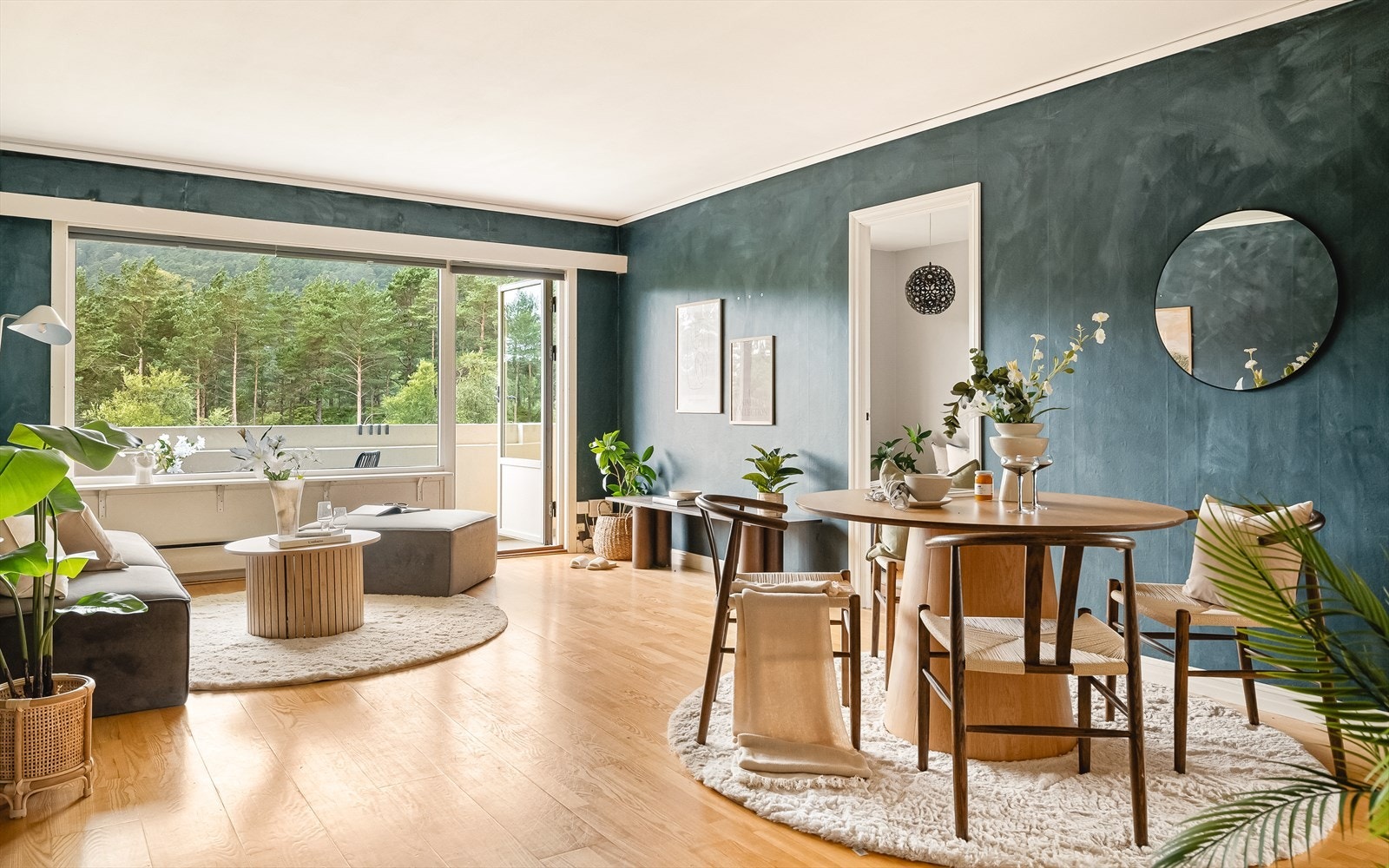 Romslig, funksjonell og velholdt 4-roms leilighet. Sentral beliggenhet, likevel tilbaketrukket og veldig rolige omgivelser. Foto: BARK Foto v/Terje Arntsen. Galleribilde