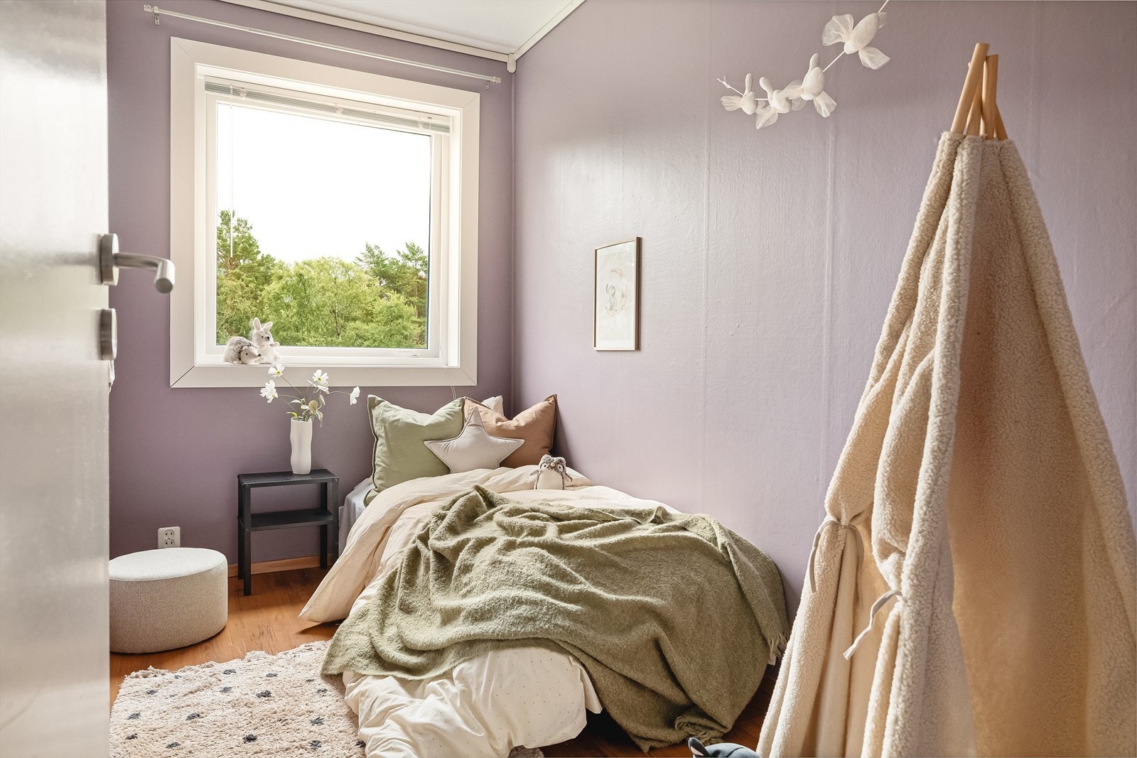 Leilighetens tredje soverom har også tilkomst via gang. Dette rommet er 6,6 m². Perfekt som barnerom for minsten, evt. gjesterom/kontor. Galleribilde