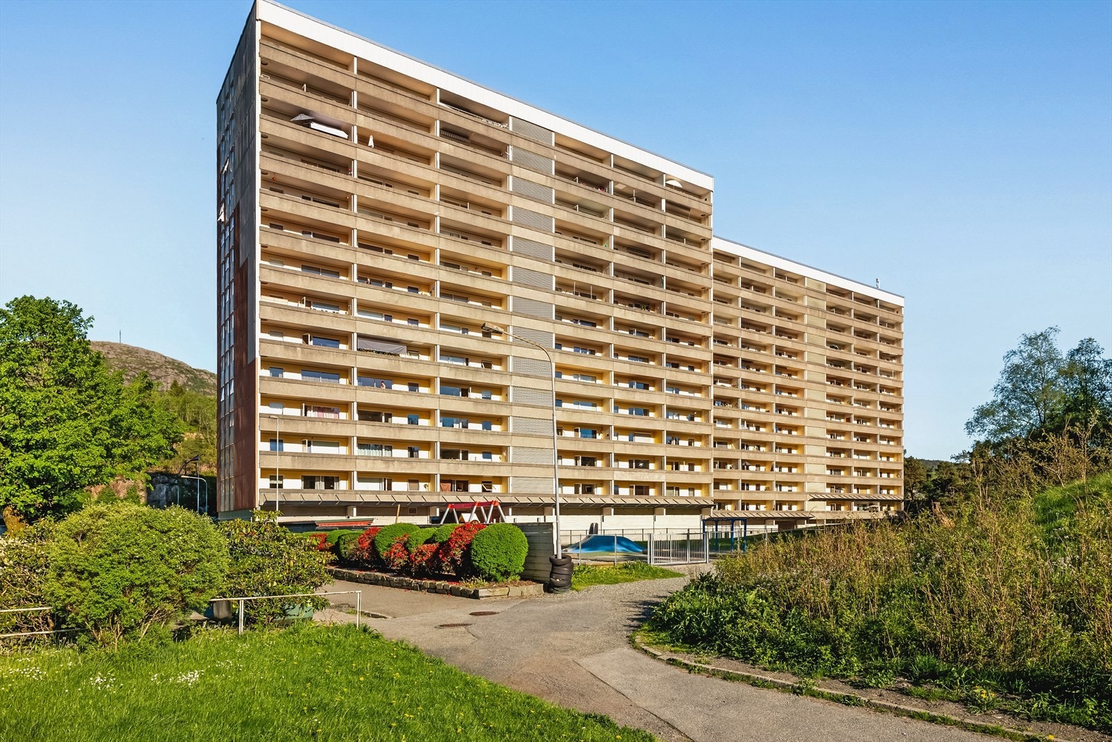 Det er engasjert vaktmester og trappevask i laget, som dekkes av felleskostnader. Både inn- og utvendige fellesarealer holdes pent. Galleribilde