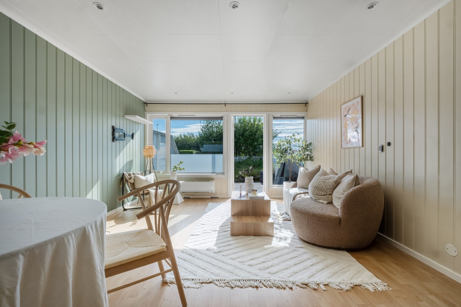 Stuen har plass til både spisebord og en hyggelig sofakrok. Galleribilde