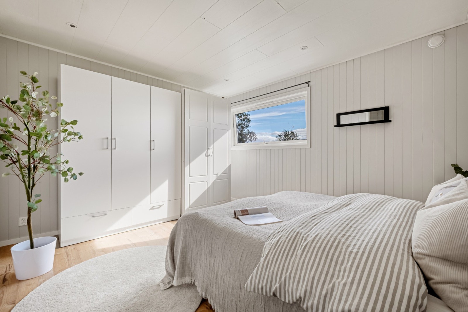 Store garderobeskap gir rikelig med oppbevaringsplass. Galleribilde