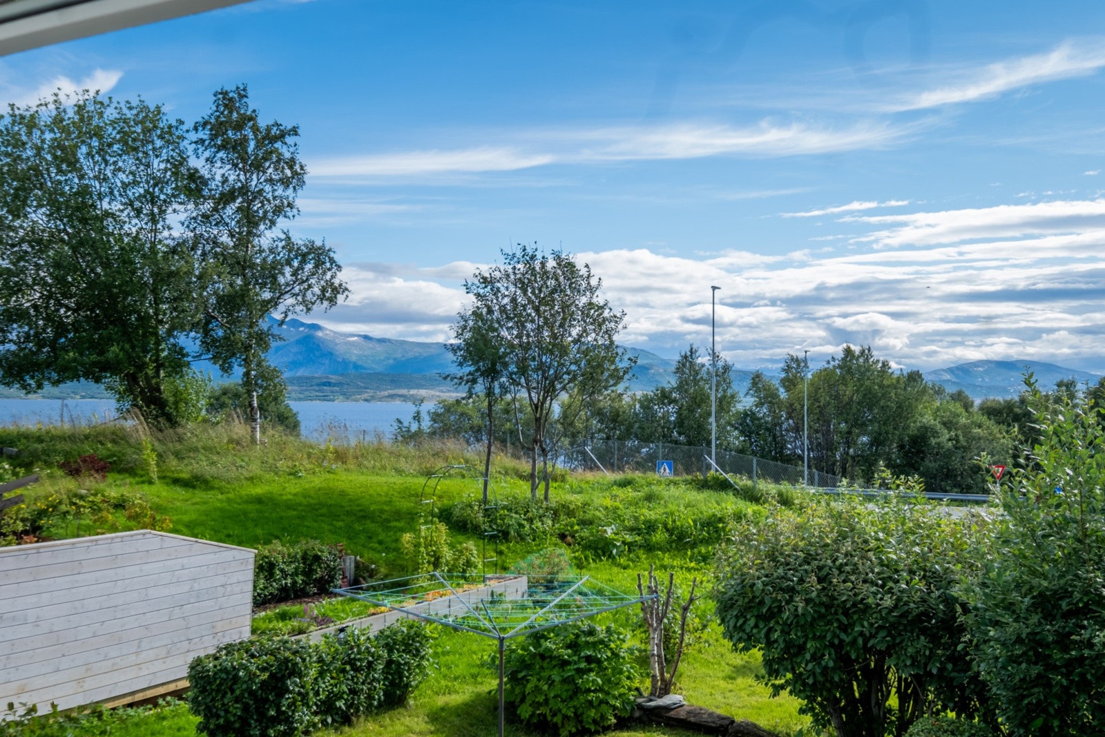 Fra andre etasje er det utsikt mot nærområdet og fjellene. Galleribilde
