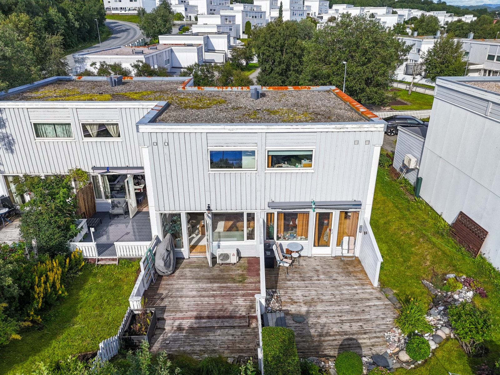 Rekkehuset har pulttak i betongkonstruksjon, tekket med takbelegg. Galleribilde