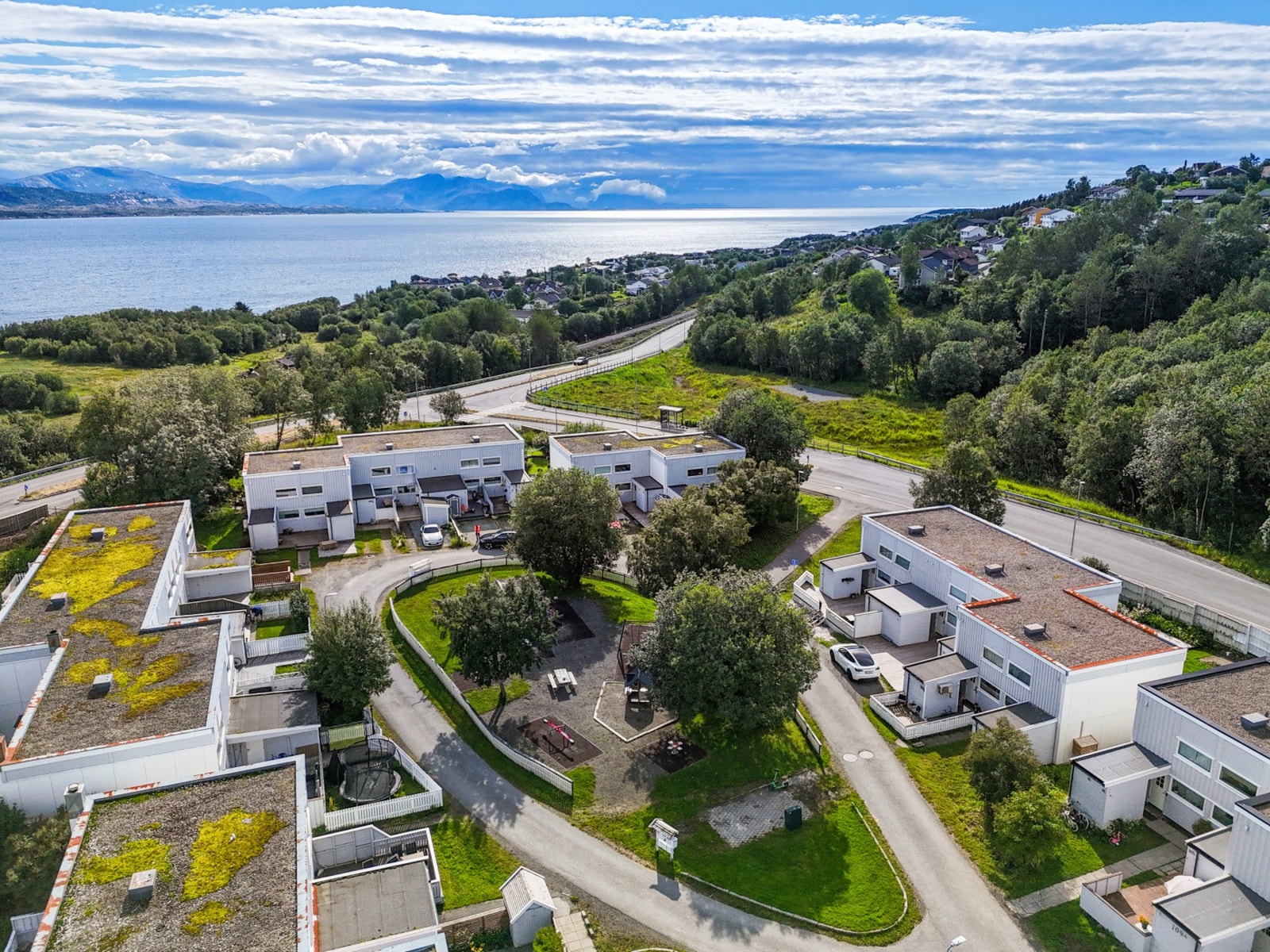 Eiendommen ligger i et etablert og barnevennlig område på Hunstad. Galleribilde