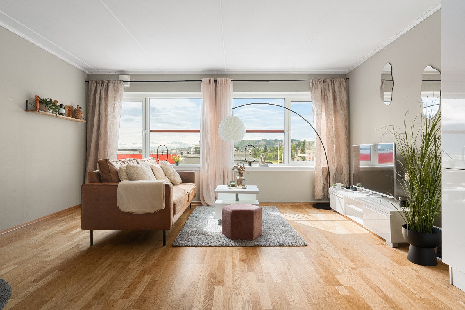 De store vindusflatene bidrar til at stua oppleves lys og trivelig.