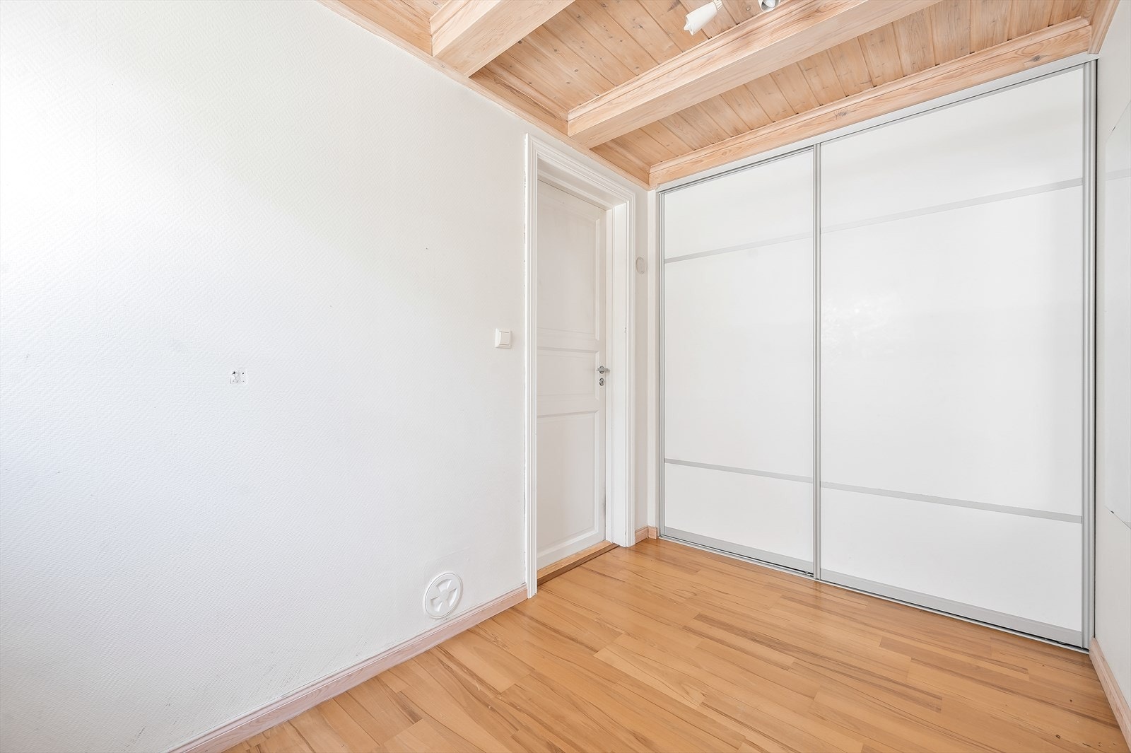 Soverom med skyvedørsgarderobe Galleribilde