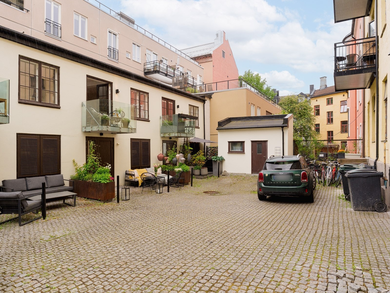 Med boligen følger en privat biloppstillingsplass i bakgården. Galleribilde