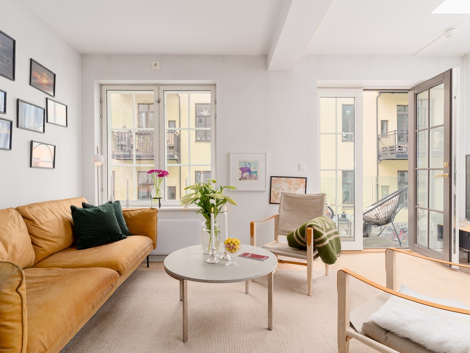 Store vindusflater gir rikelig med lysinnslipp, og sammen med den generøse takhøyden skapes en særdeles lys og luftig atmosfære. Galleribilde