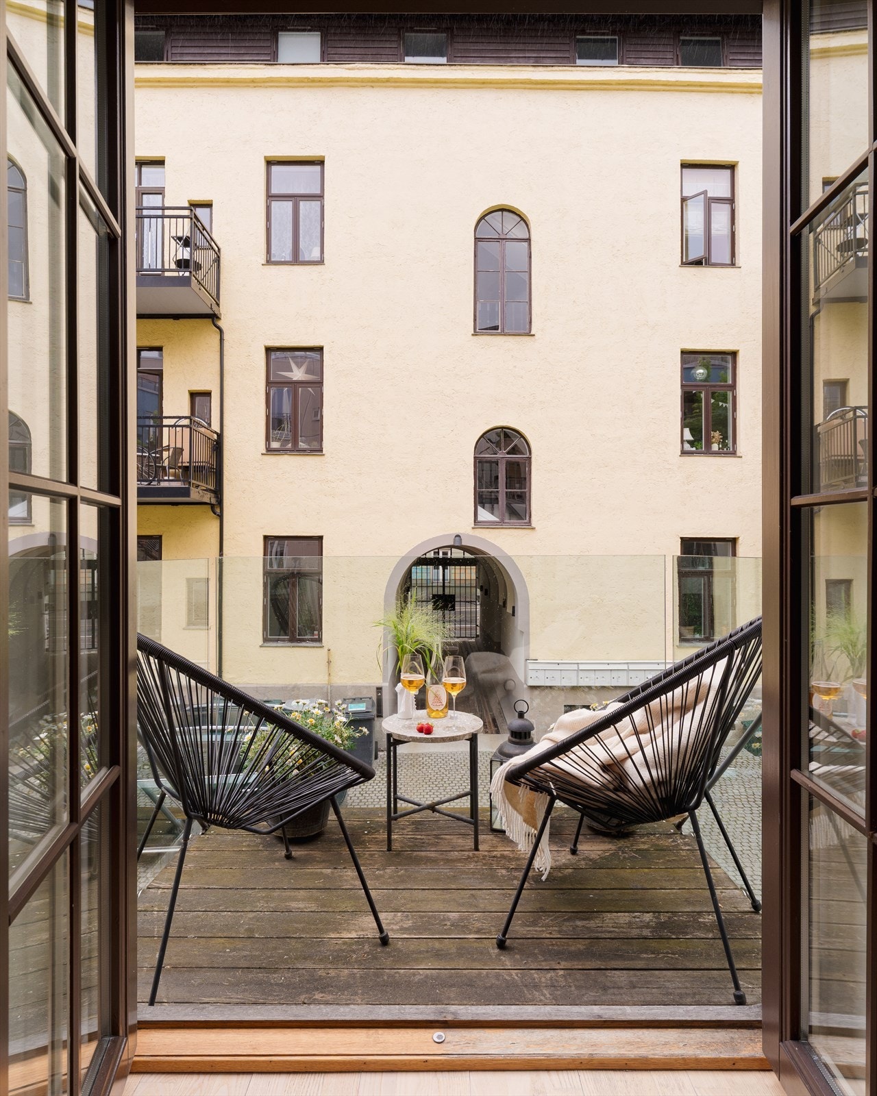 Fra stuen kommer man ut til en nydelig balkong som fungerer som en forlengelse av boligen året rundt. Galleribilde