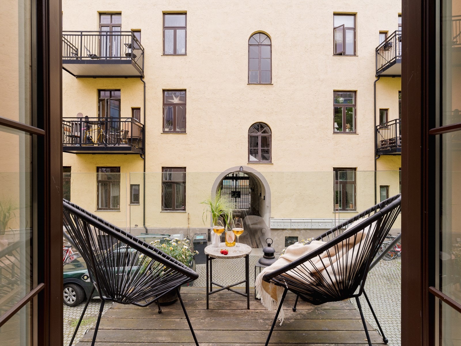 Nydelig balkong på ca. 3 m² i stål- og glasskonstruksjoner, og med balkonggulv av terrassebord. Her er det god plass til å møblere med utemøblement og beplantning. Galleribilde