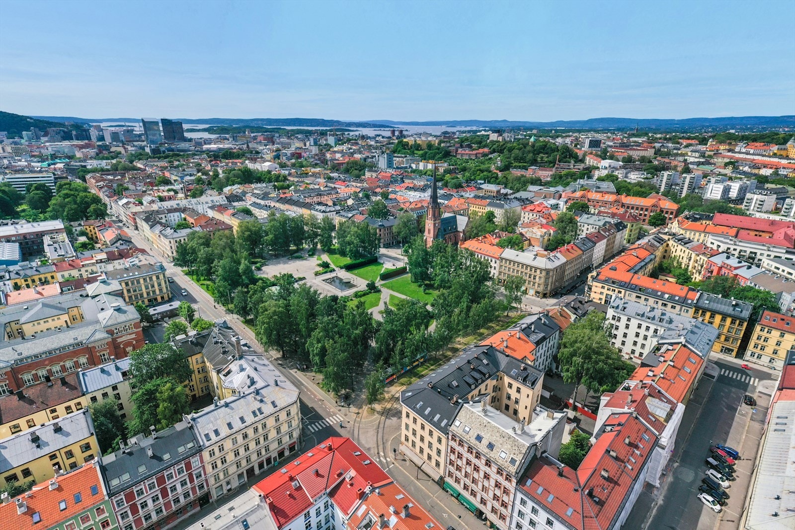 Dronebilde av vakre Grünerløkka. Boligen ligger plassert rolig til i indre gård, med lite støy fra trafikk og by-liv. Galleribilde