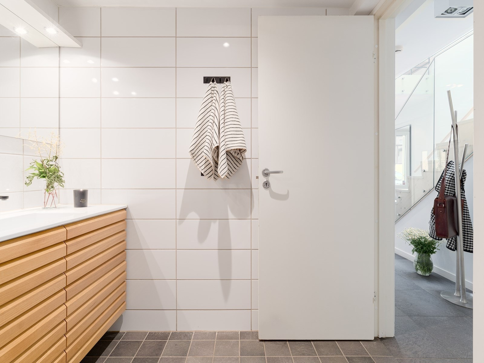 Badet ble i 2021 oppgradert med eikestav servantskap, porselen servant, klosettsete, samt dusj. I 2025 ble det skiftet dusjhjørne, samt lagt ny silikon langs skillet dusj/vegg. Galleribilde