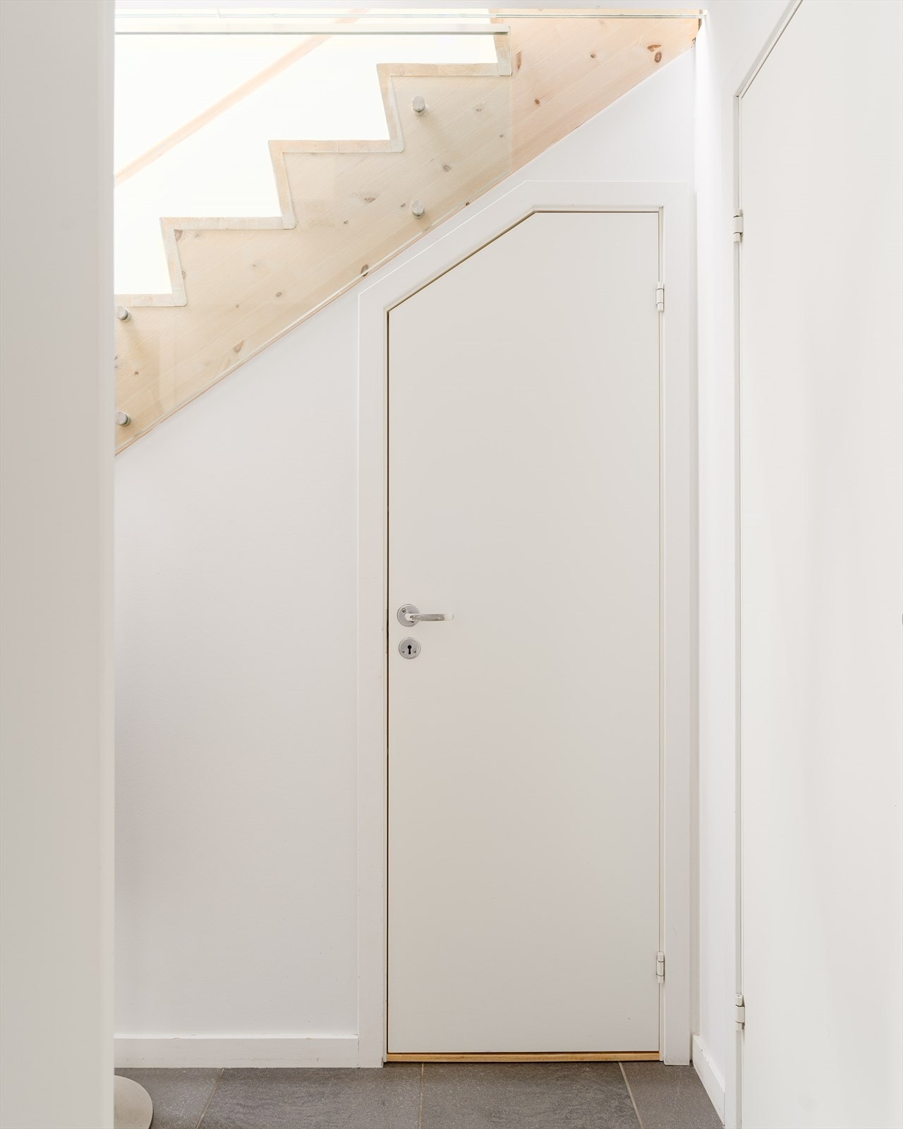 Under trappen finner man en praktisk innvendig bod som strekker seg langs hele trappen. Galleribilde