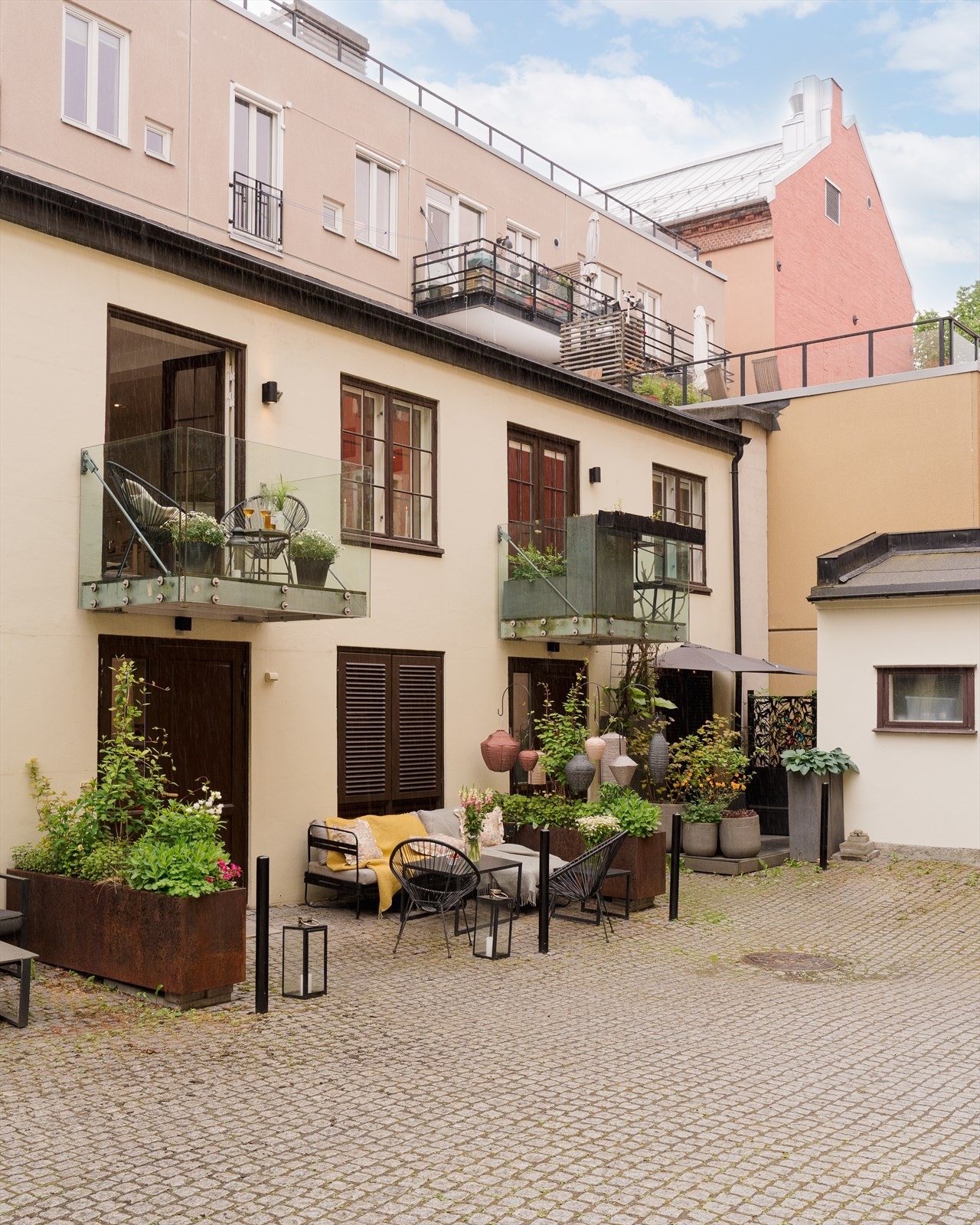 Denne townhouseleiligheten har en sjelden god kombinasjon av nærhet til byliv, men samtidig tilbaketrukket beliggenhet i indre gård som sørger for privatliv og ro. Galleribilde