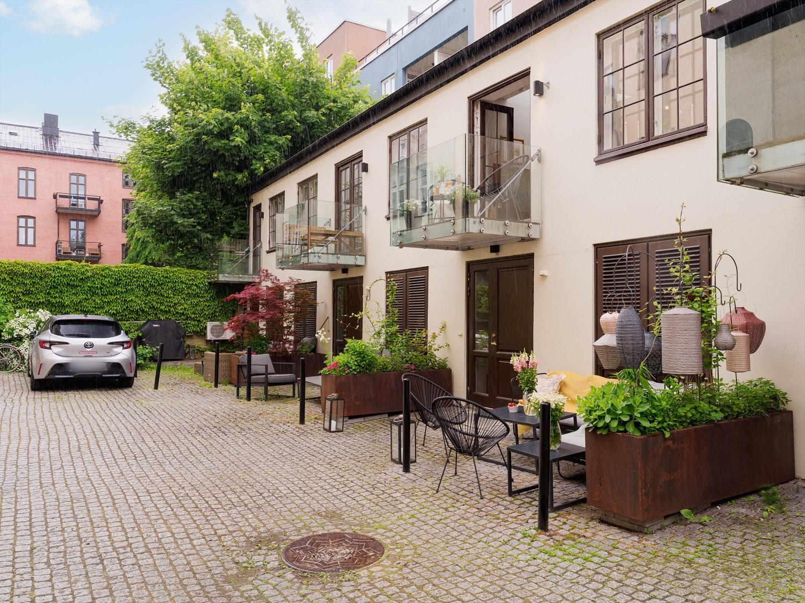 Boligen ligger i en gammel stallbygning, men ble omfattende renovert og omgjort til bolig i 2010. Galleribilde