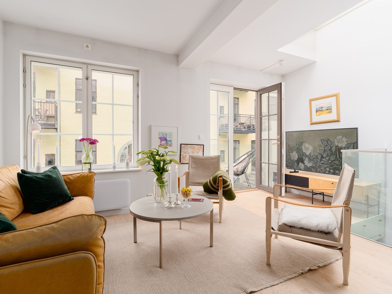 Stuen er av romslig størrelse med god plass til å møblere med sofa, sofabord og tilhørende møblement. Galleribilde