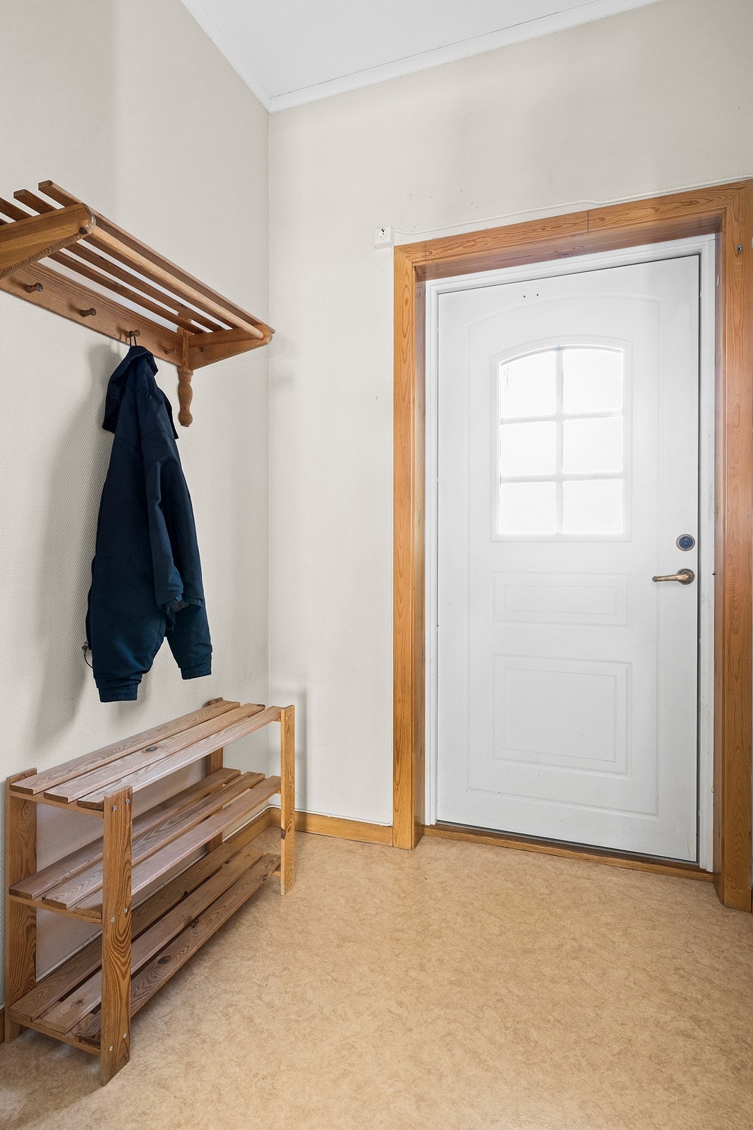 Praktisk entré med plass til å henge fra seg yttertøy. Galleribilde