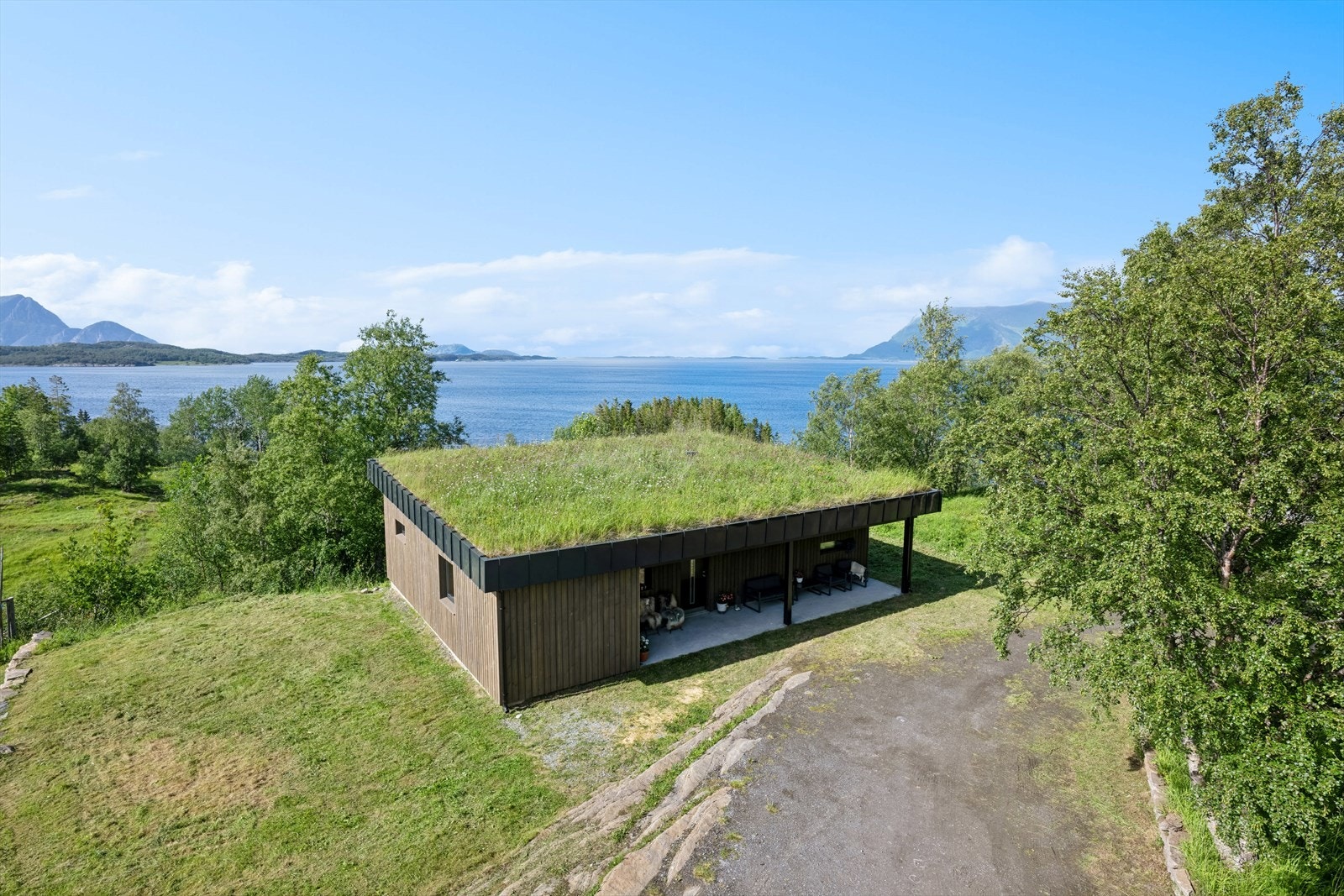 Rålekker og moderne fritidsbolig på attraktiv utsiktstomt med gode solforhold. Galleribilde
