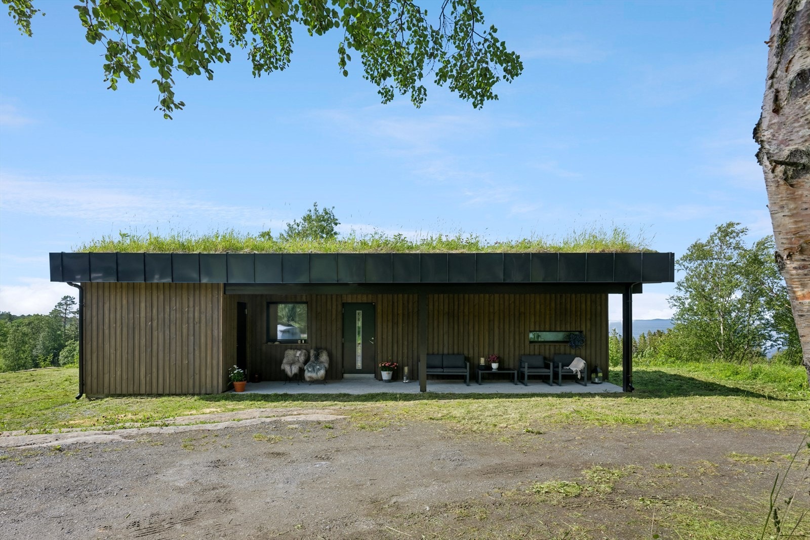 Pent, romslig inngangsparti på hytta hvor man kan nyte kaffen på morgenen. Galleribilde
