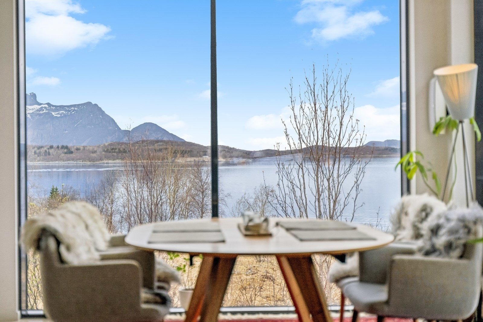 Nyt et deilig måltid mens du ser ut over det bølgende landskapet og den glitrende innsjøen. Galleribilde