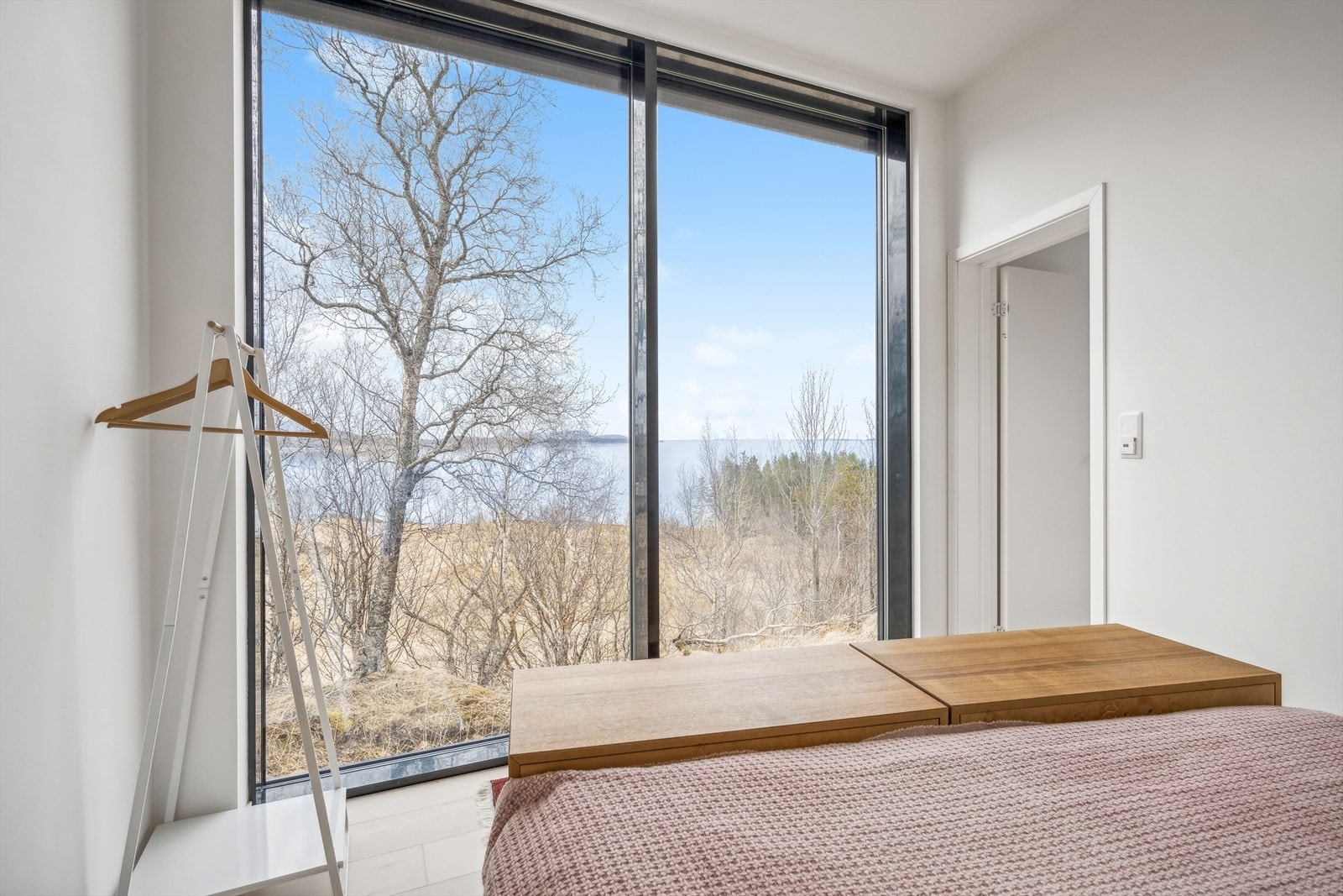 Her våkner man til den denne praktfulle utsikten over sjø og fjell. Galleribilde
