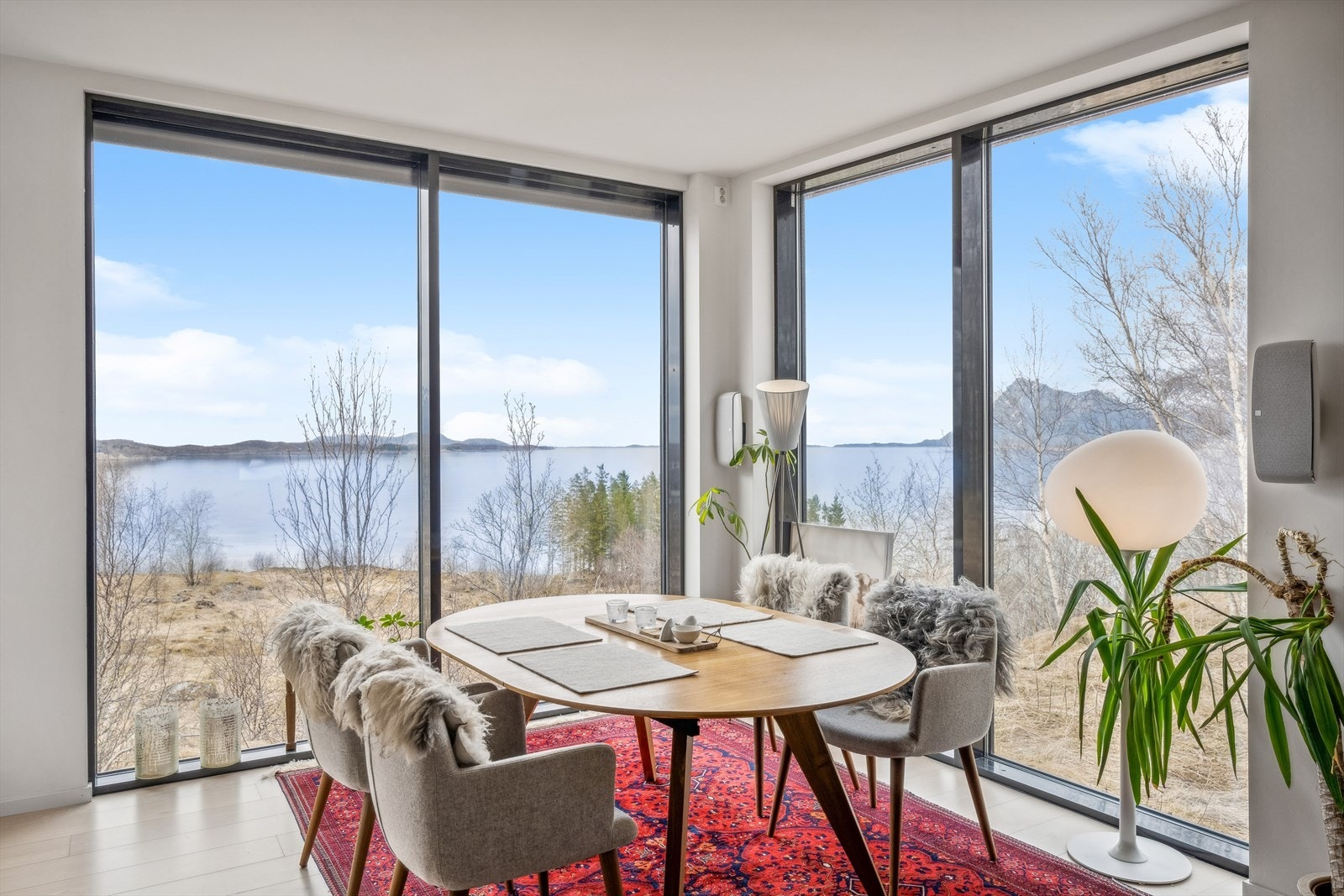 Middag med nydelig utsikt. Panoramavinduet gir deg følelsen av å spise midt i naturen. Galleribilde