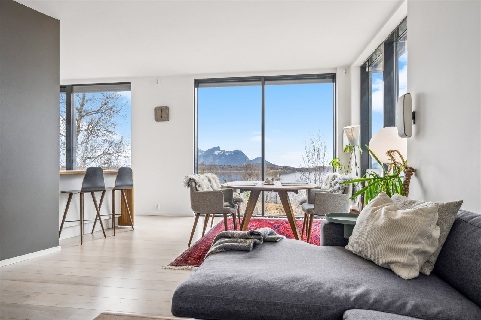 Hytte med en åpen, lys og praktisk planløsning mellom rommene. Galleribilde