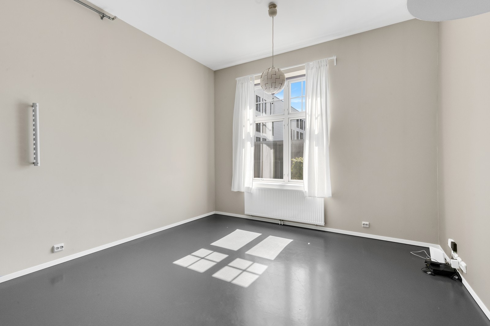 Leiligheten (og bygget forøvrig) ble renovert i 2014 og har en gjennomgående moderne standard Galleribilde