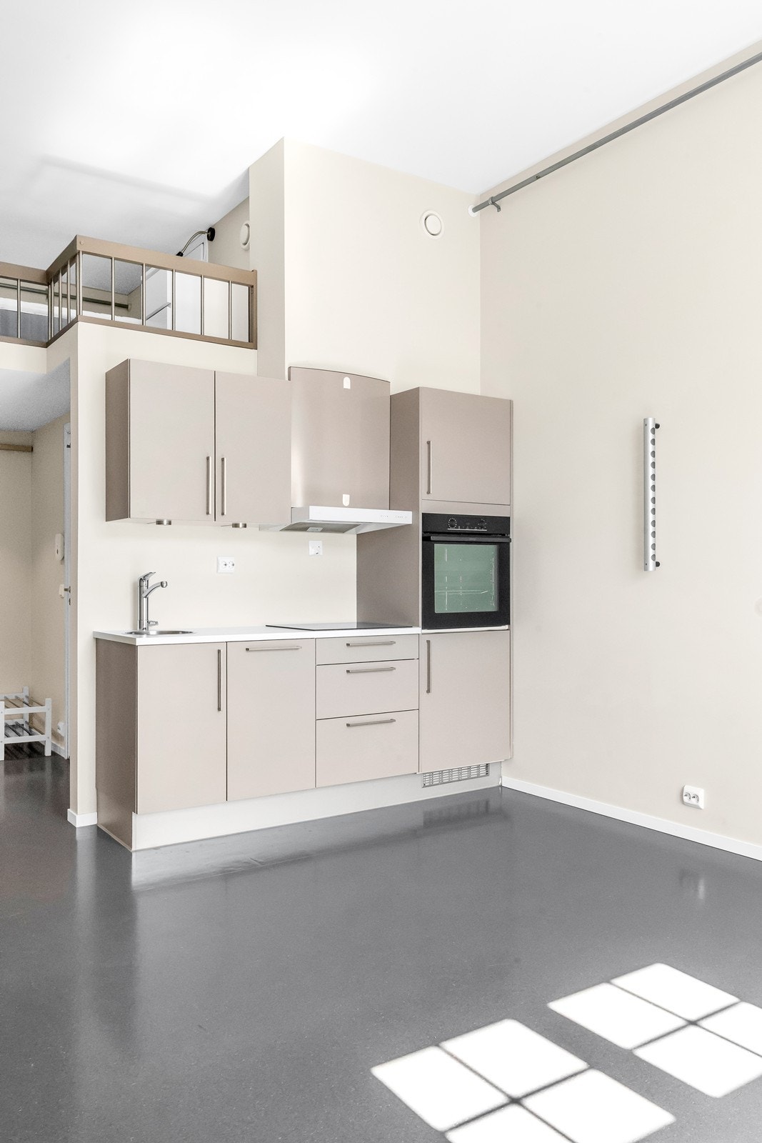Kjøkkenventilator med avtrekk er koblet til bygningens balanserte ventilasjonsanlegg. Galleribilde