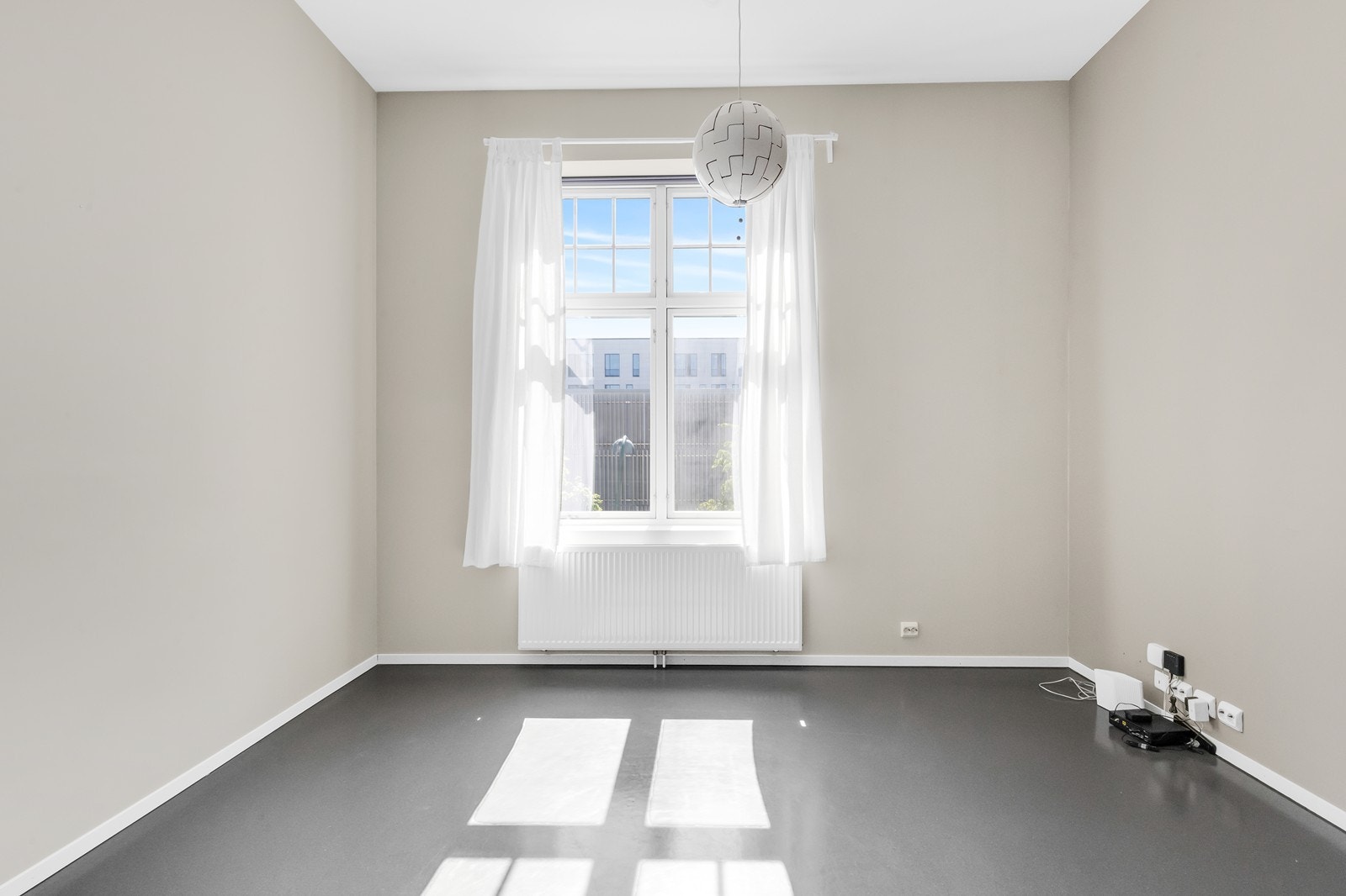 Stuen har radiator tilknyttet fjernvarme, og vinduer med 2-lags glass Galleribilde