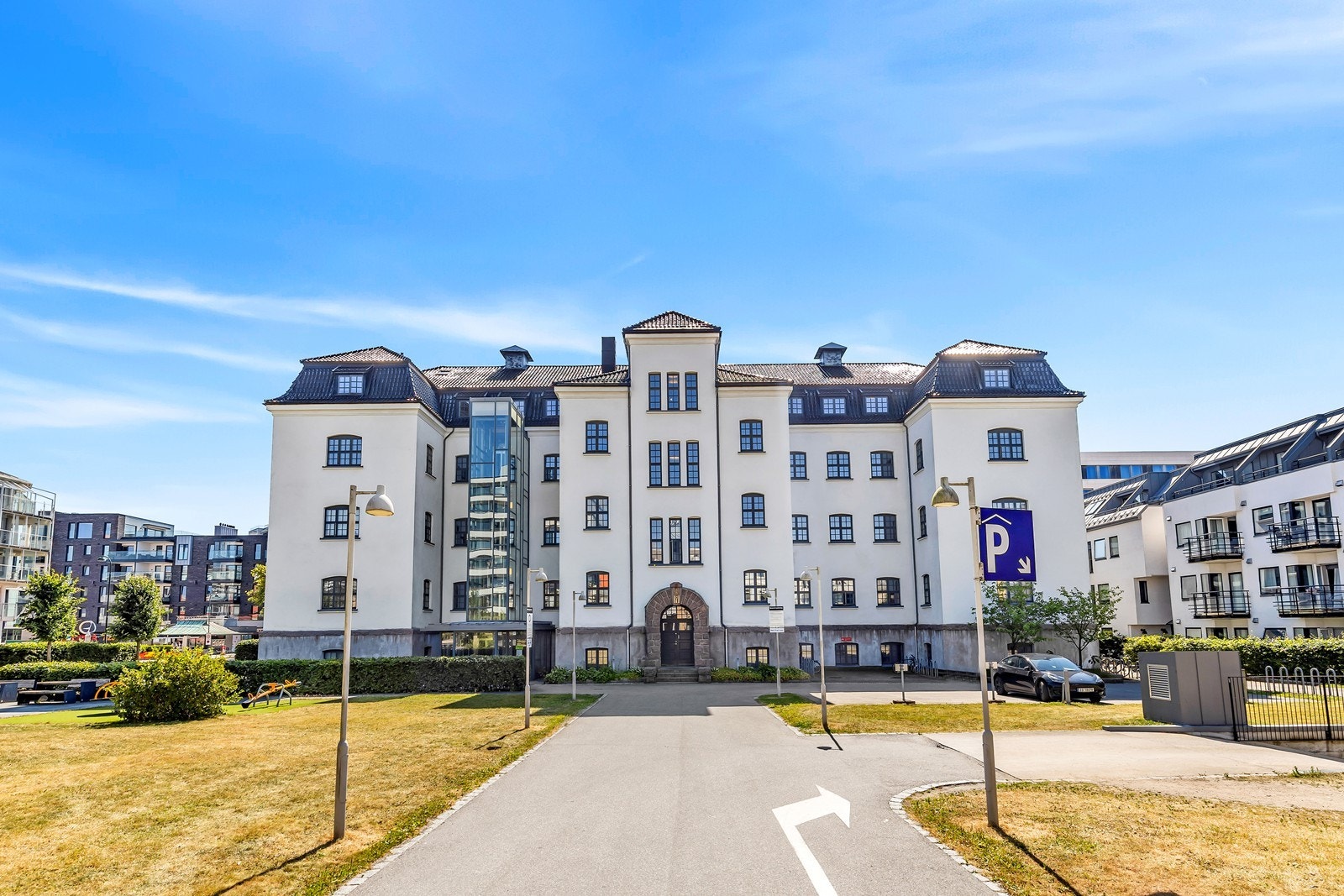 Bygningen er fra 1912 og ble ombygget til leiligheter i 2014. Galleribilde