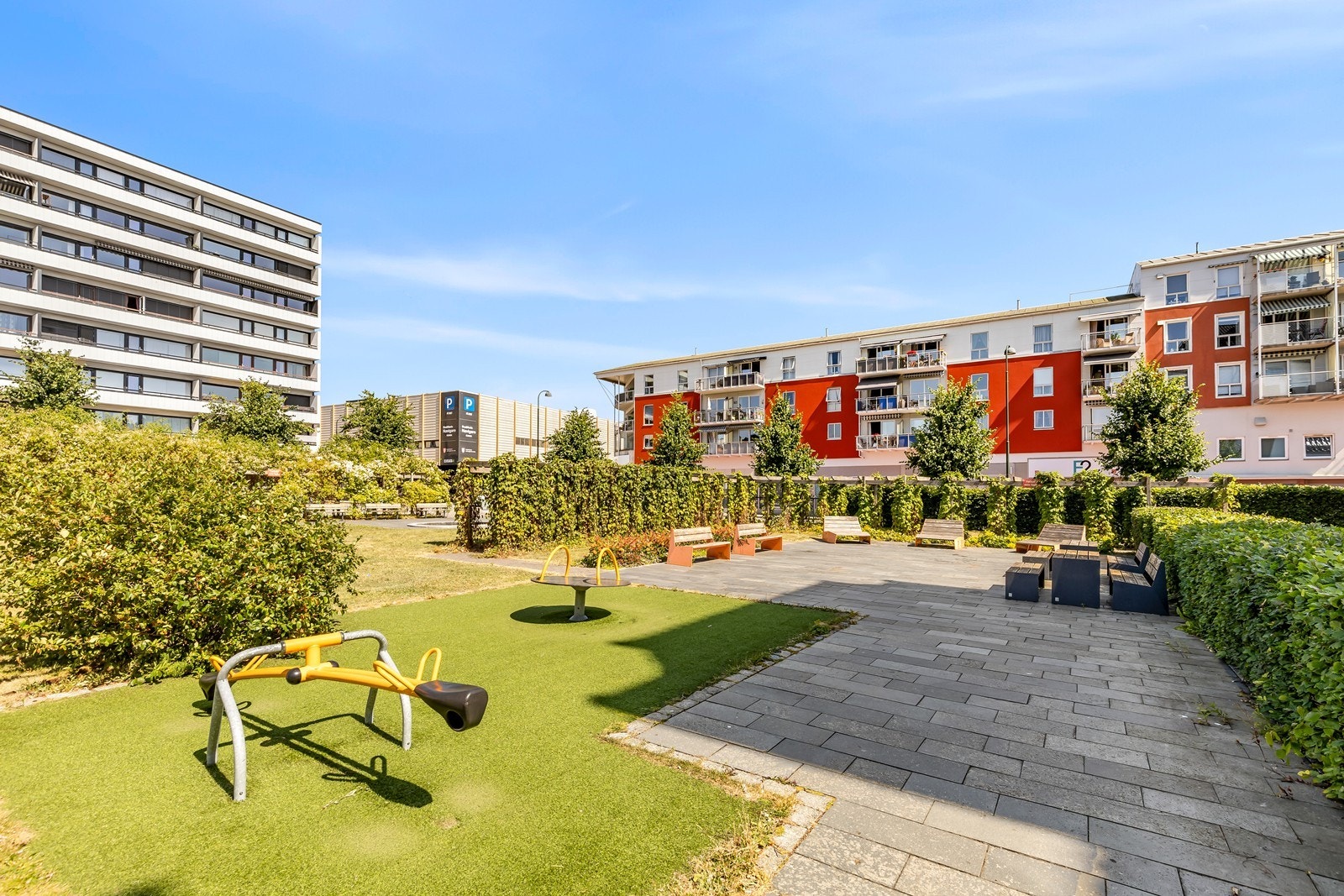 Sameiet har et hyggelig, opparbeidet fellesområde med plen, beplantning og lekeplass. Galleribilde
