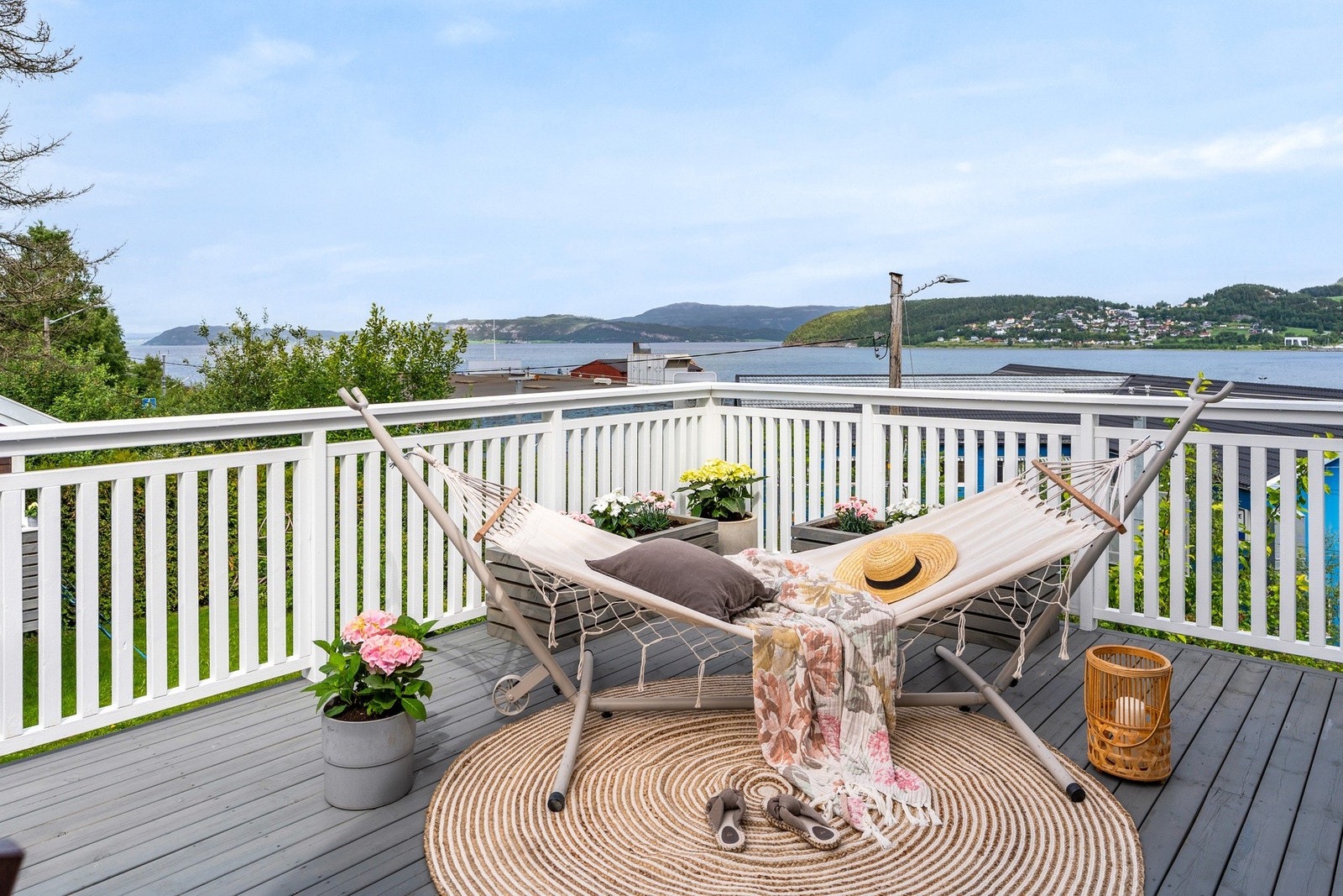 Nyt sol og utsikt fra nydelig veranda i 2. etasje. Galleribilde