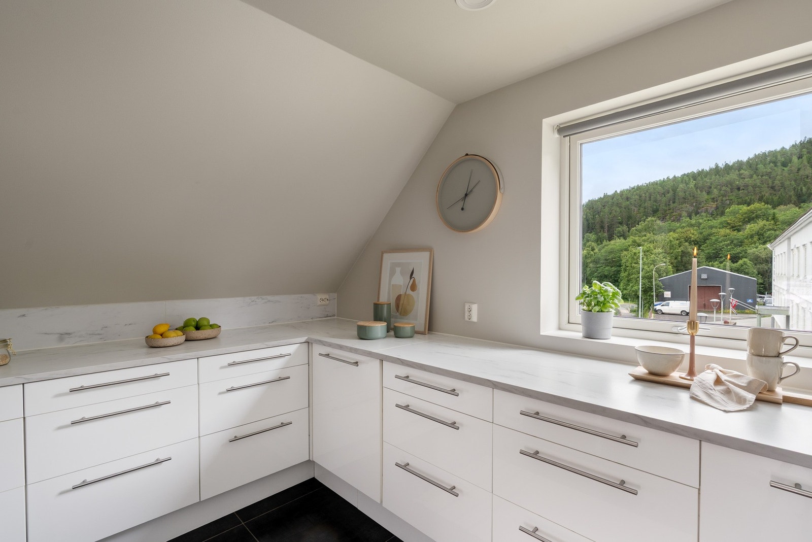Praktisk planløsning hvor man kan benytte hele boligen selv, eller enkelt leie ut deler av boligen, se plantegninger. Galleribilde
