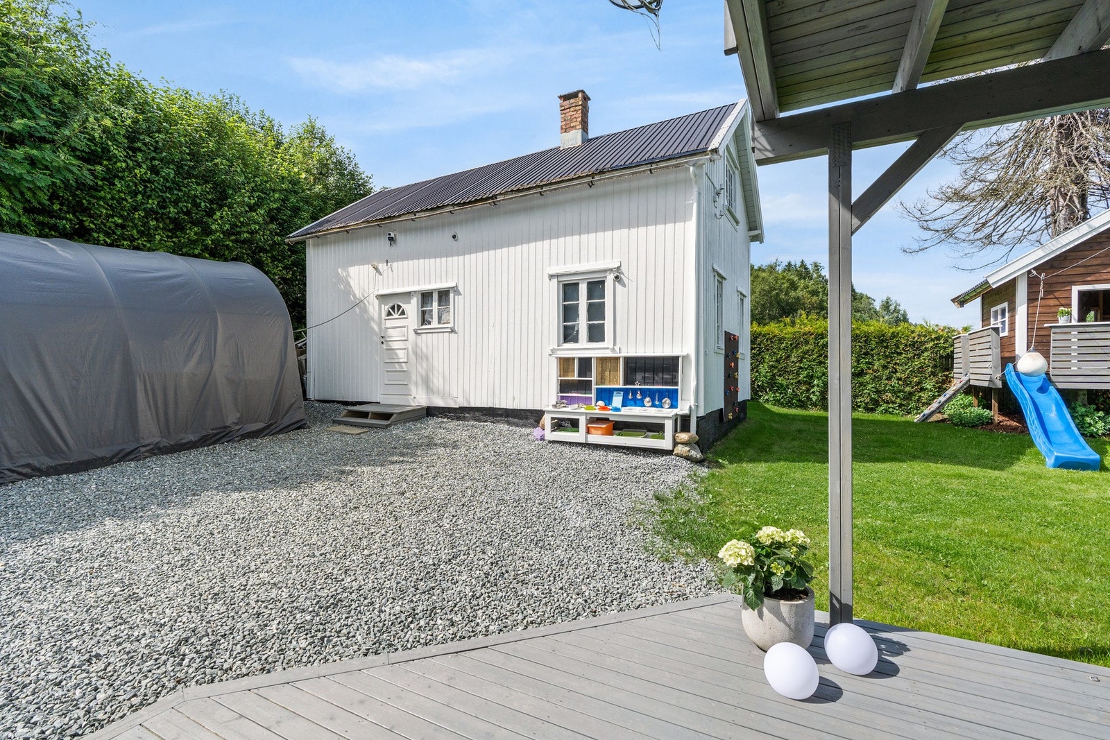 Stor og pent opparbeidet gårdsplass. Det er uthus på ca. 35 kvm som kan ha flere muligheter for den kreative. Galleribilde