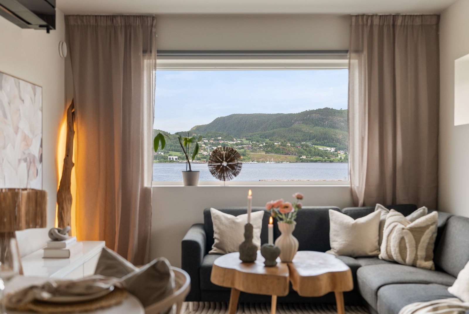 Fantastisk utsikt fra stuer, kjøkken, uteplasser og soverom. Galleribilde
