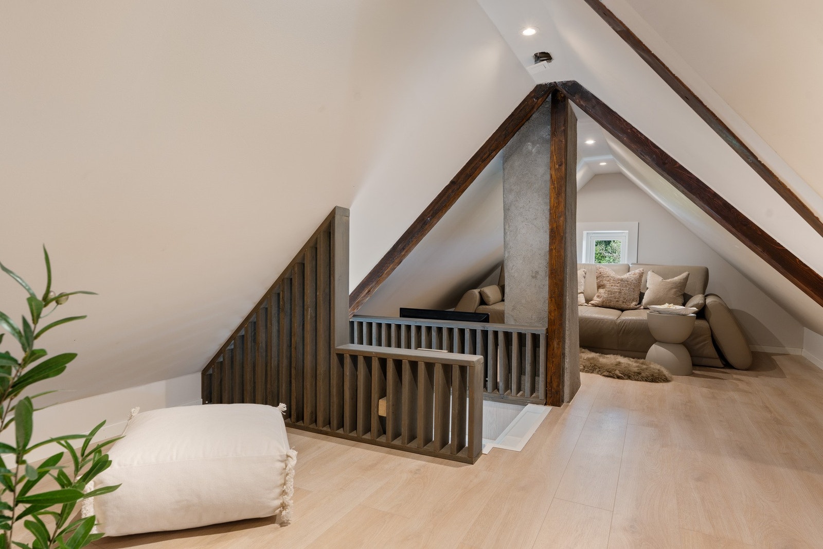 Loftsetasje er innredet og benyttes i dag til oppholdsrom. Det er ikke tegninger av loft fra kommune, samt at loft ikke er medtatt i oppmålt areal pga. takhøyde. Galleribilde