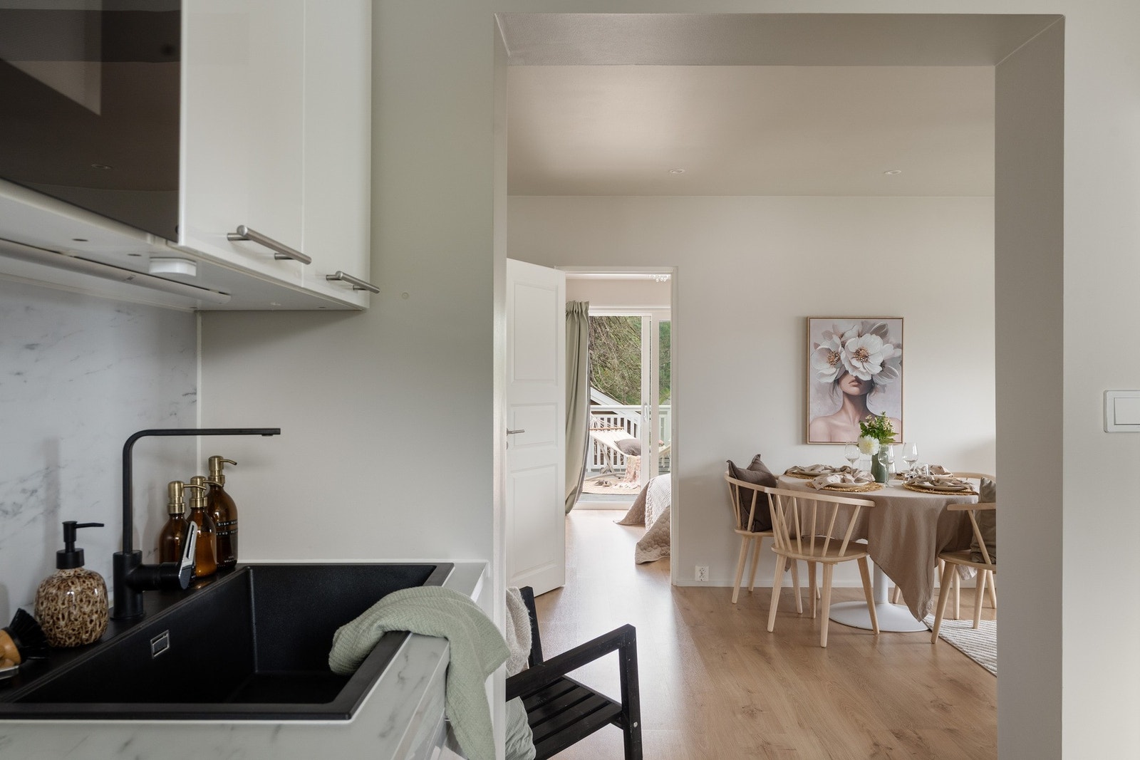 Hovedenheten disponerer egen inngang, inngangsparti, soverom, bad og terrasse i 1. etasje. Samt disponerer den hele 2. etasje og loft. Galleribilde