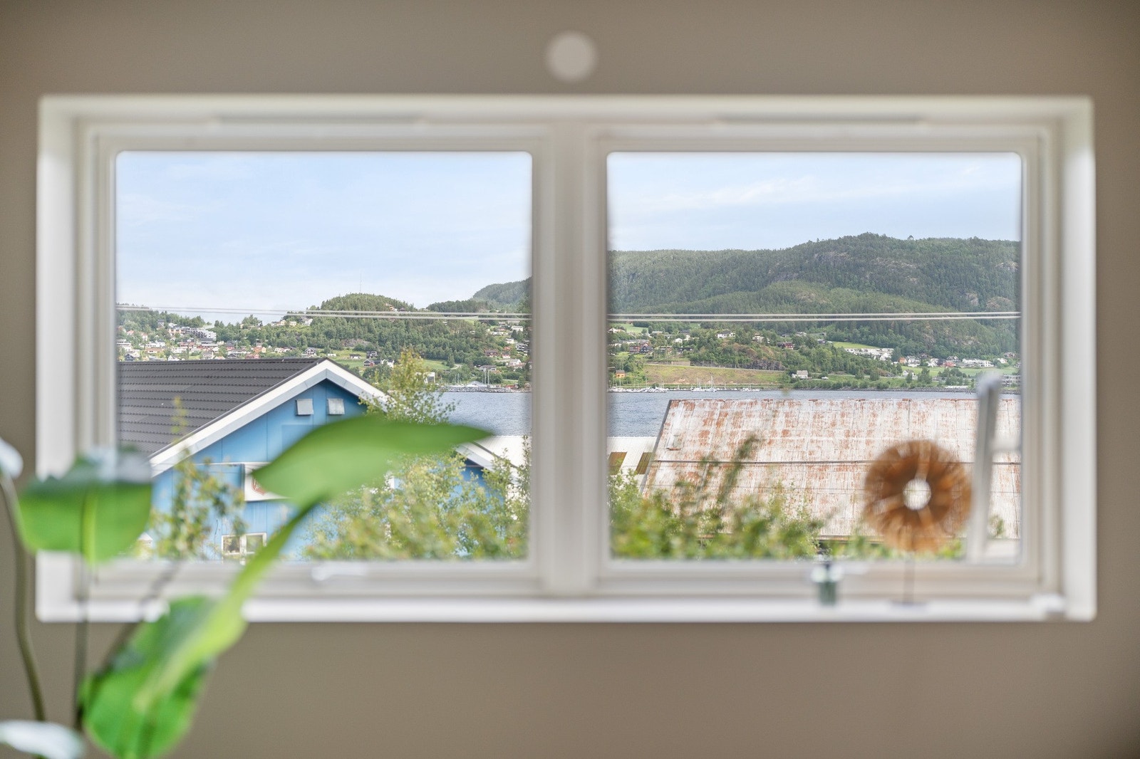 Fra stue i 1. etasje har man også åpent utsyn og fjordutsikt. Galleribilde