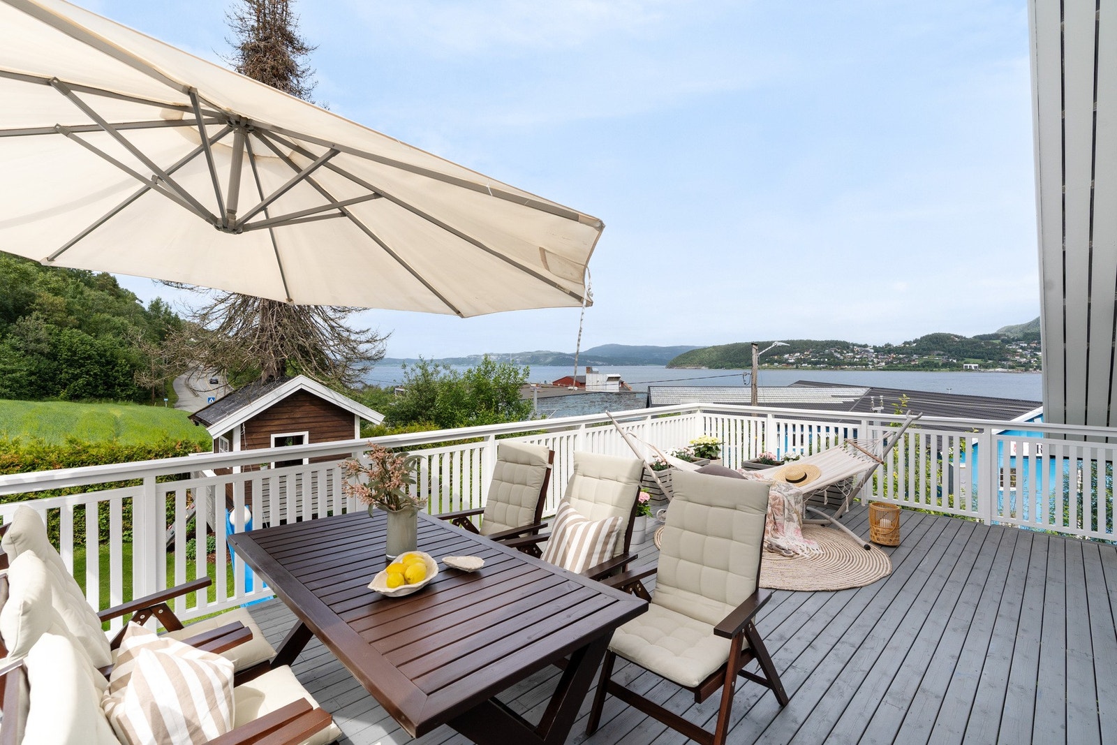 Fantastisk fjordutsikt fra bla. veranda, stue, kjøkken, soverom mv. Galleribilde