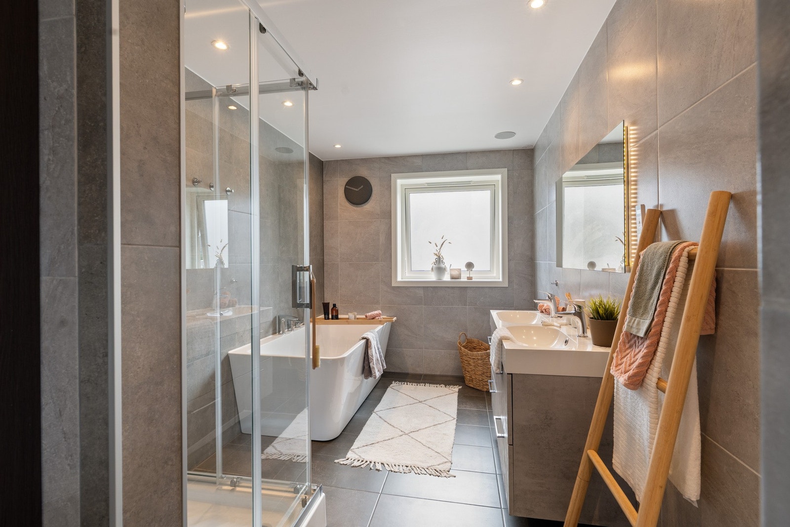 Svært pent renovert bad som er flislagt. Behagelig varme i gulv. Badet er i 2. etasje i hoveddel. Galleribilde