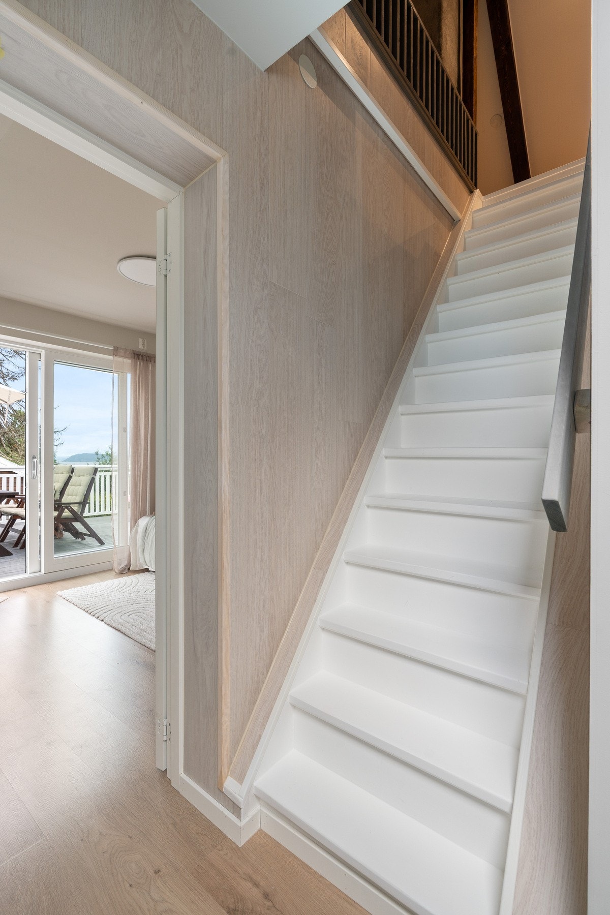 Fra 2. etasje i hovedenheten har man trapp opp til loftsetasje. Galleribilde