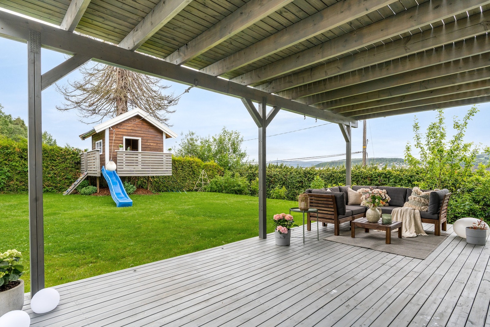 Meget romslig terrasse med direkte utgang til pent opparbeidet hage. Galleribilde
