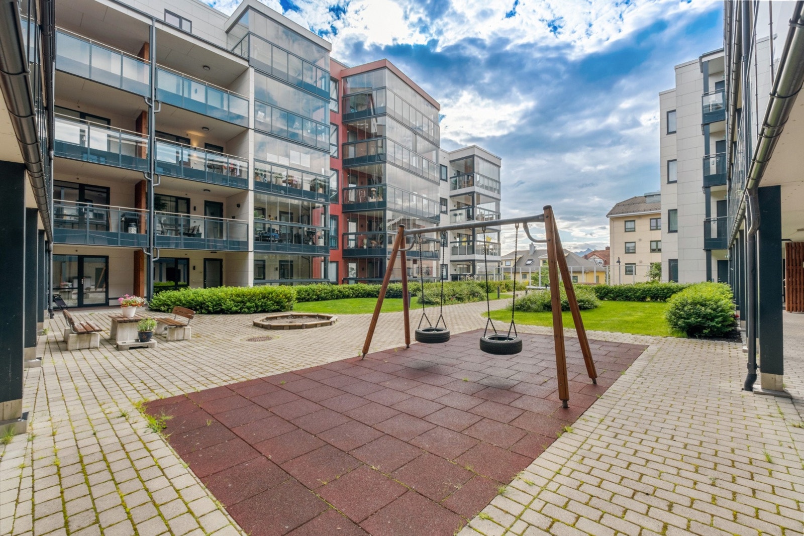Opparbeidet uteområde med sittegrupper og lekeapparater for beboerne. Galleribilde