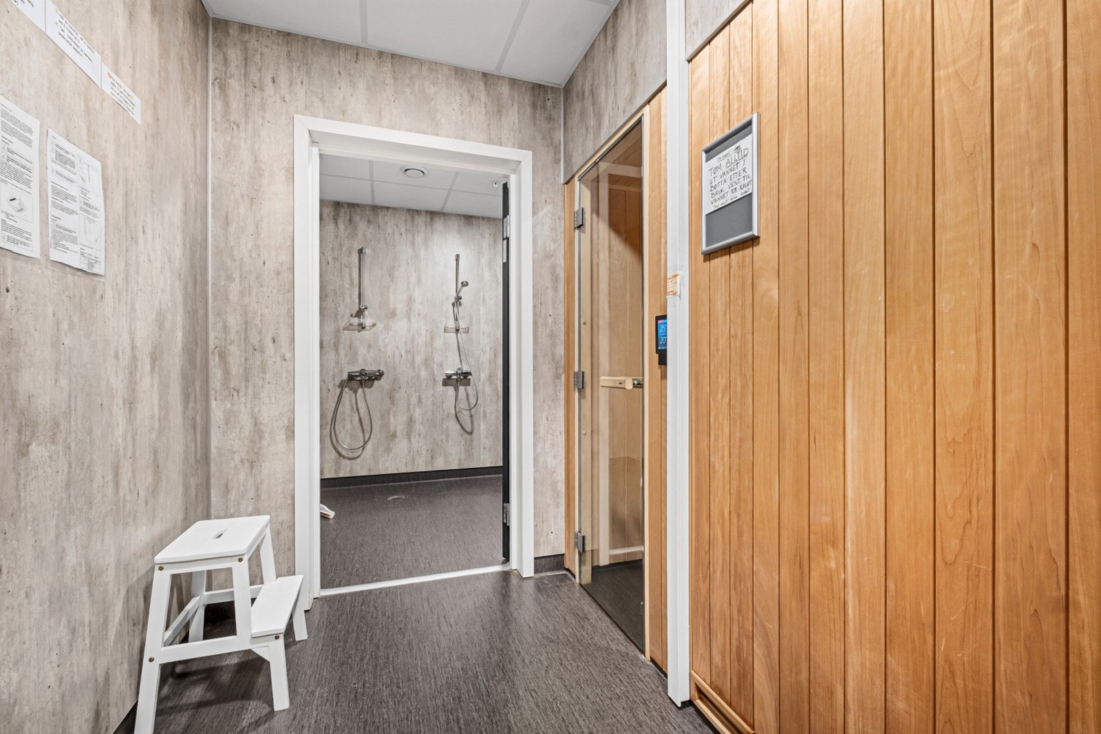 Garderobe med dusjfasiliteter i tilknytning til fellesarealene. Galleribilde