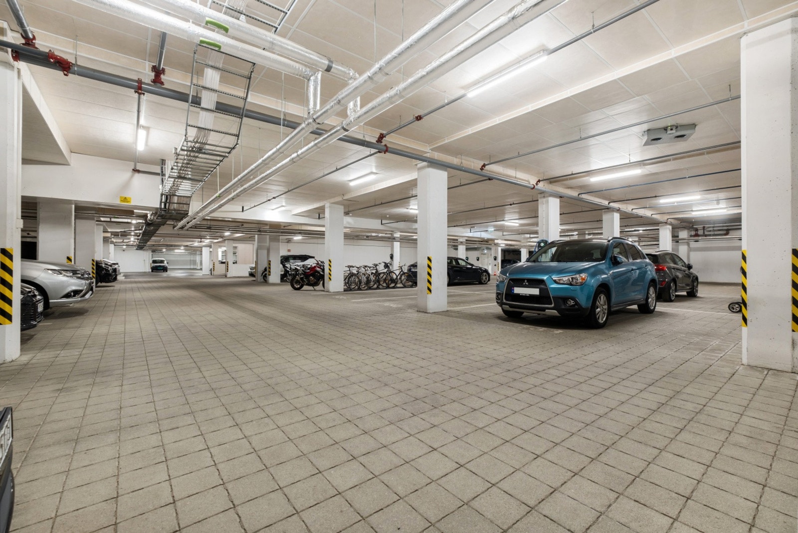 Det medfølger en parkeringsplass med mulighet for å parkere 2 biler i felles garasjeanlegg. Mulighet for å etablere el-lader. Galleribilde