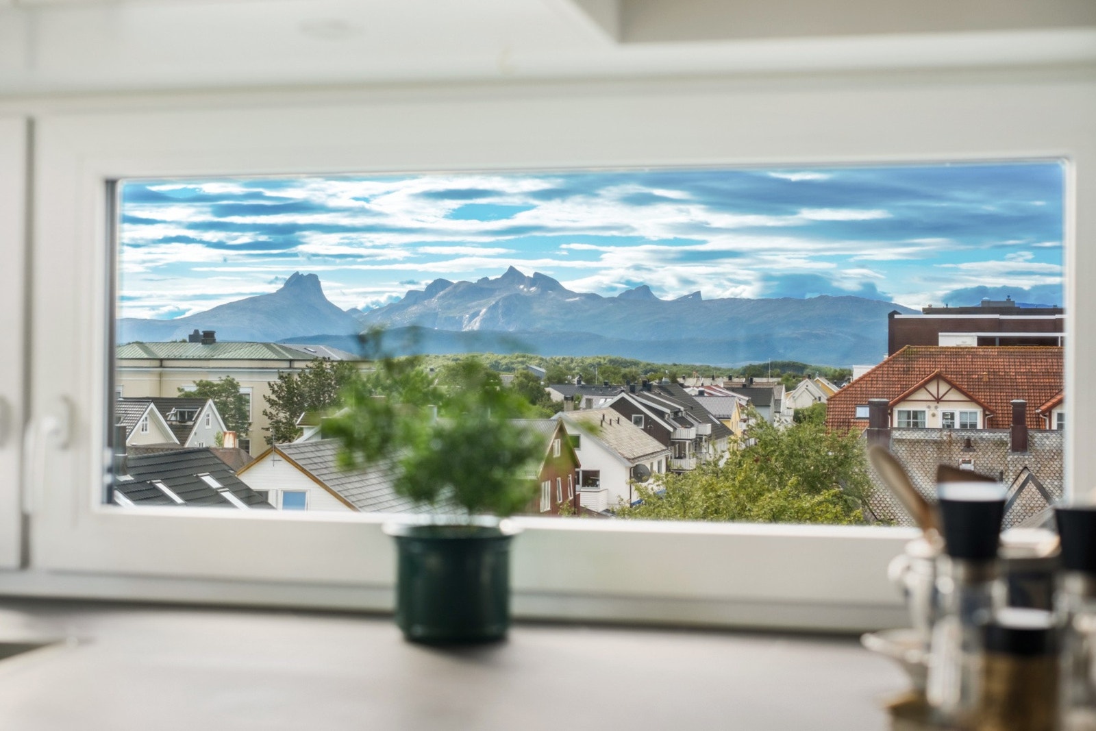 Selv fra kjøkkenbenken kan den flotte utsikten nytes. Galleribilde