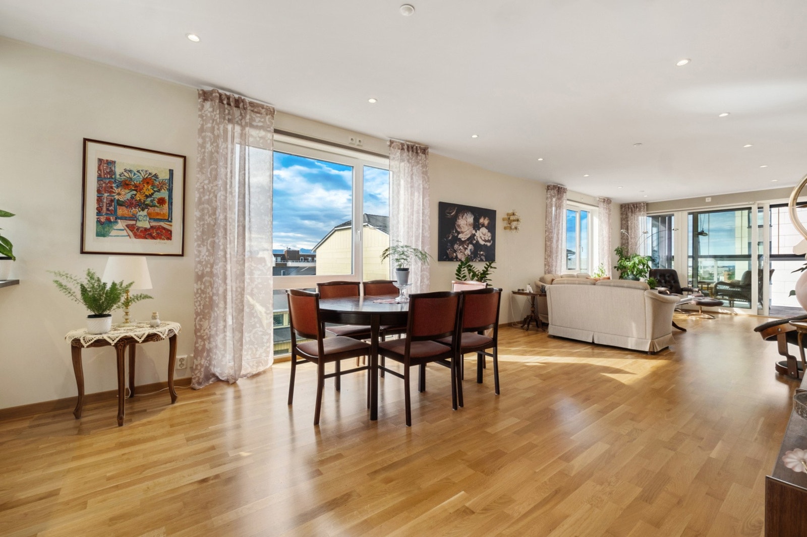 Spisestue med god plass til langbord og sosiale sammenkomster. Galleribilde