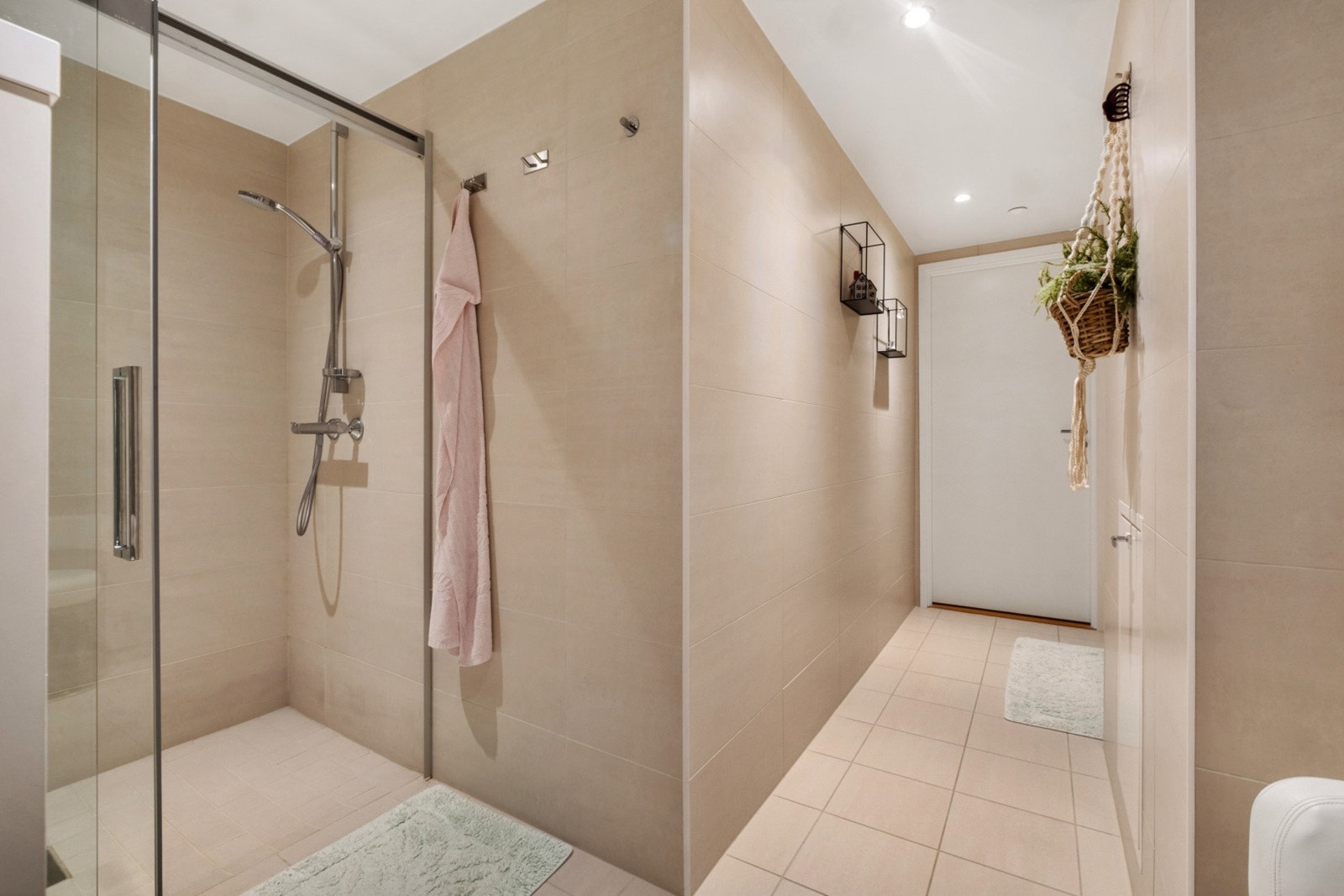 Det andre badet har også dusjhjørne og flislagte overflater. Galleribilde