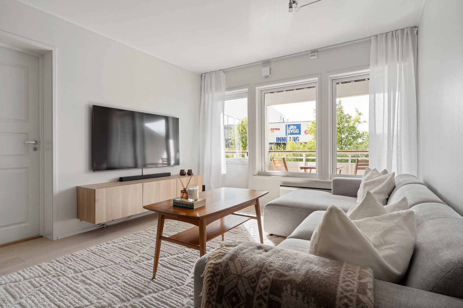 Innbydende oppholdsrom med naturlig plass til sofa og TV-løsning.
